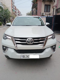 Crystal Pearl White Toyota Fortuner 4x4 AT