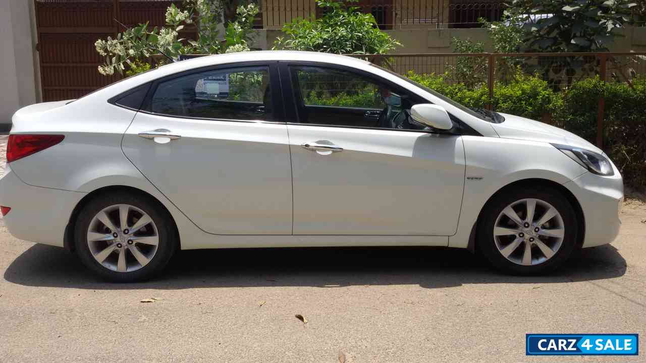 White Hyundai Verna Picture 1. Album ID is 4015. Car located in