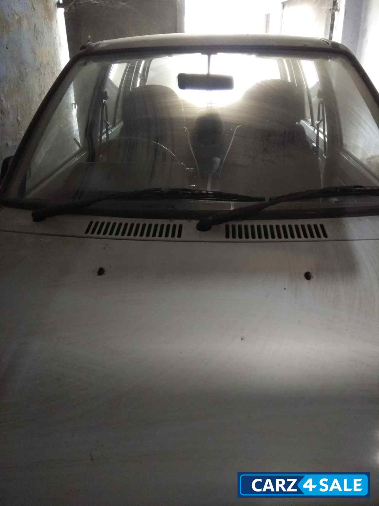 White Maruti Suzuki  800