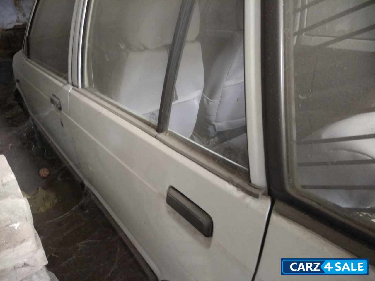 White Maruti Suzuki  800