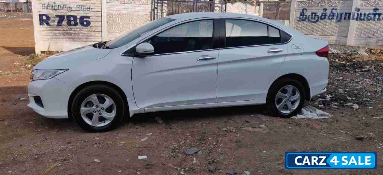 White Honda City 1.5 V MT White Honda City 1.5 V MT