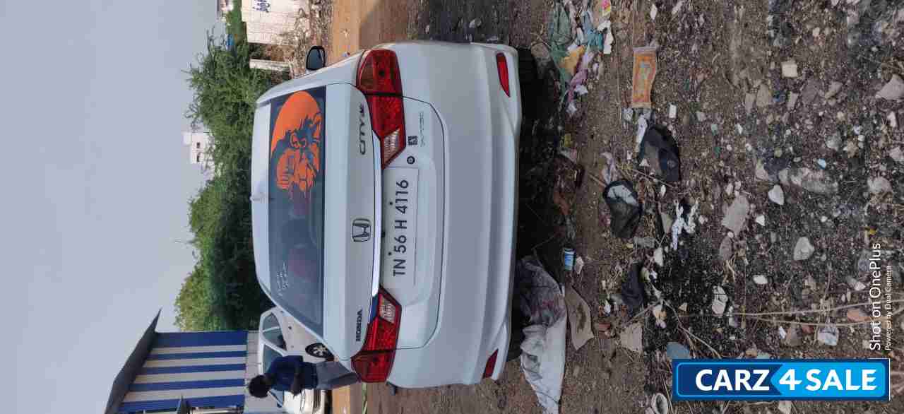 White Honda City 1.5 V MT White Honda City 1.5 V MT