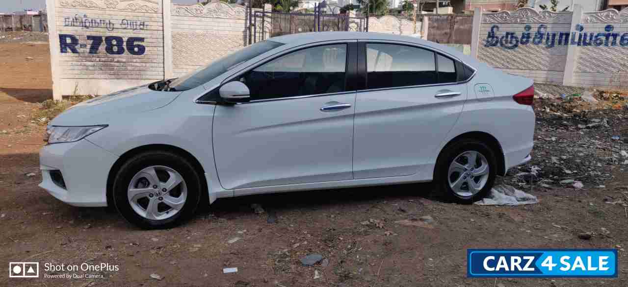 White Honda City 1.5 V MT White Honda City 1.5 V MT