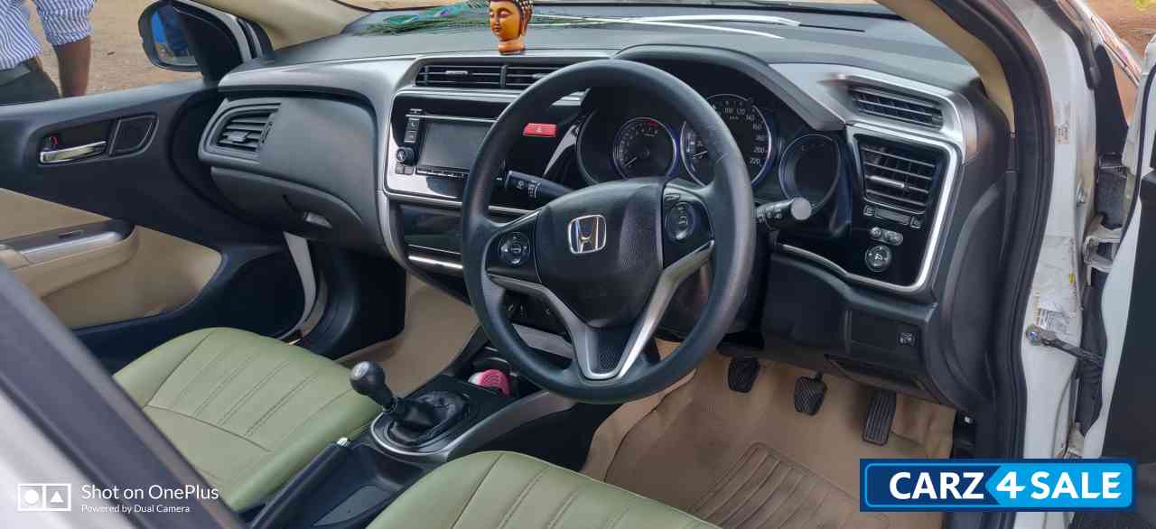 White Honda City 1.5 V MT White Honda City 1.5 V MT