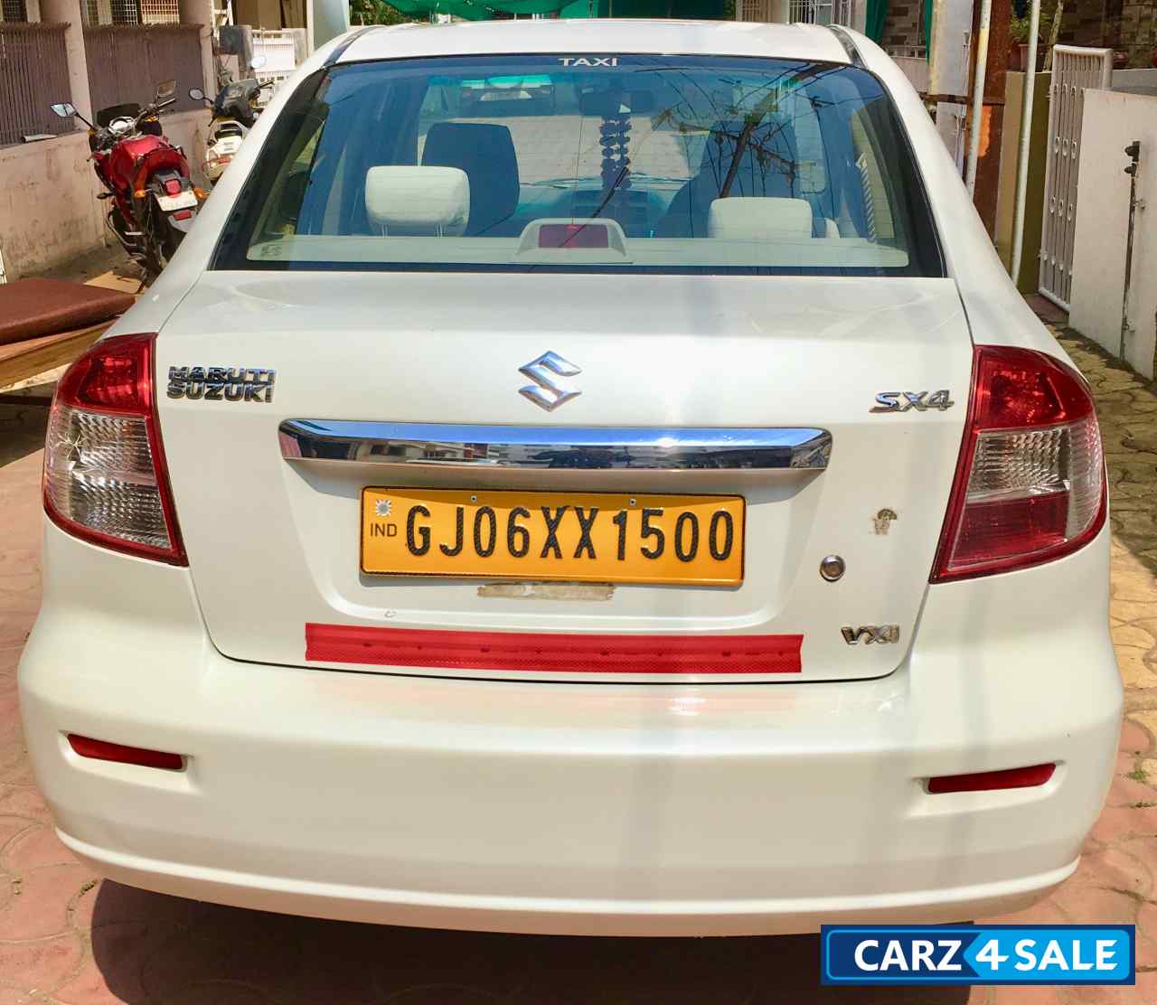 Pearl White Maruti Suzuki SX4 VXi