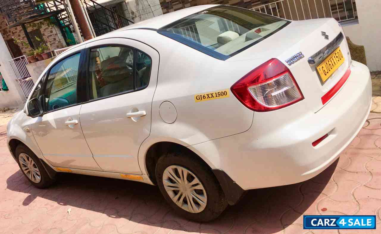 Pearl White Maruti Suzuki SX4 VXi