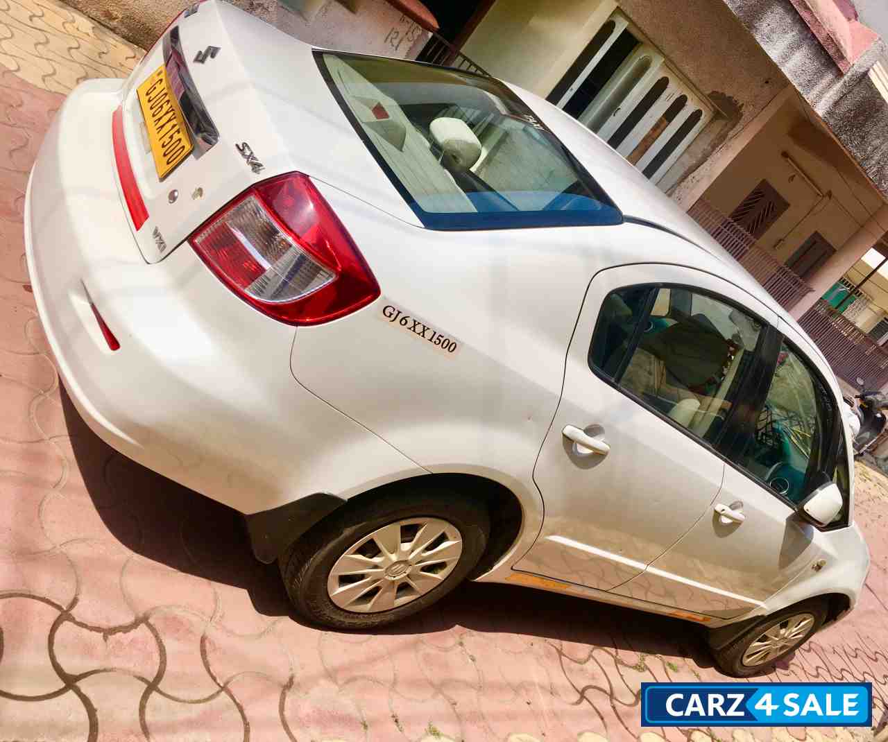 Pearl White Maruti Suzuki SX4 VXi