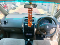 Pearl White Maruti Suzuki SX4 VXi