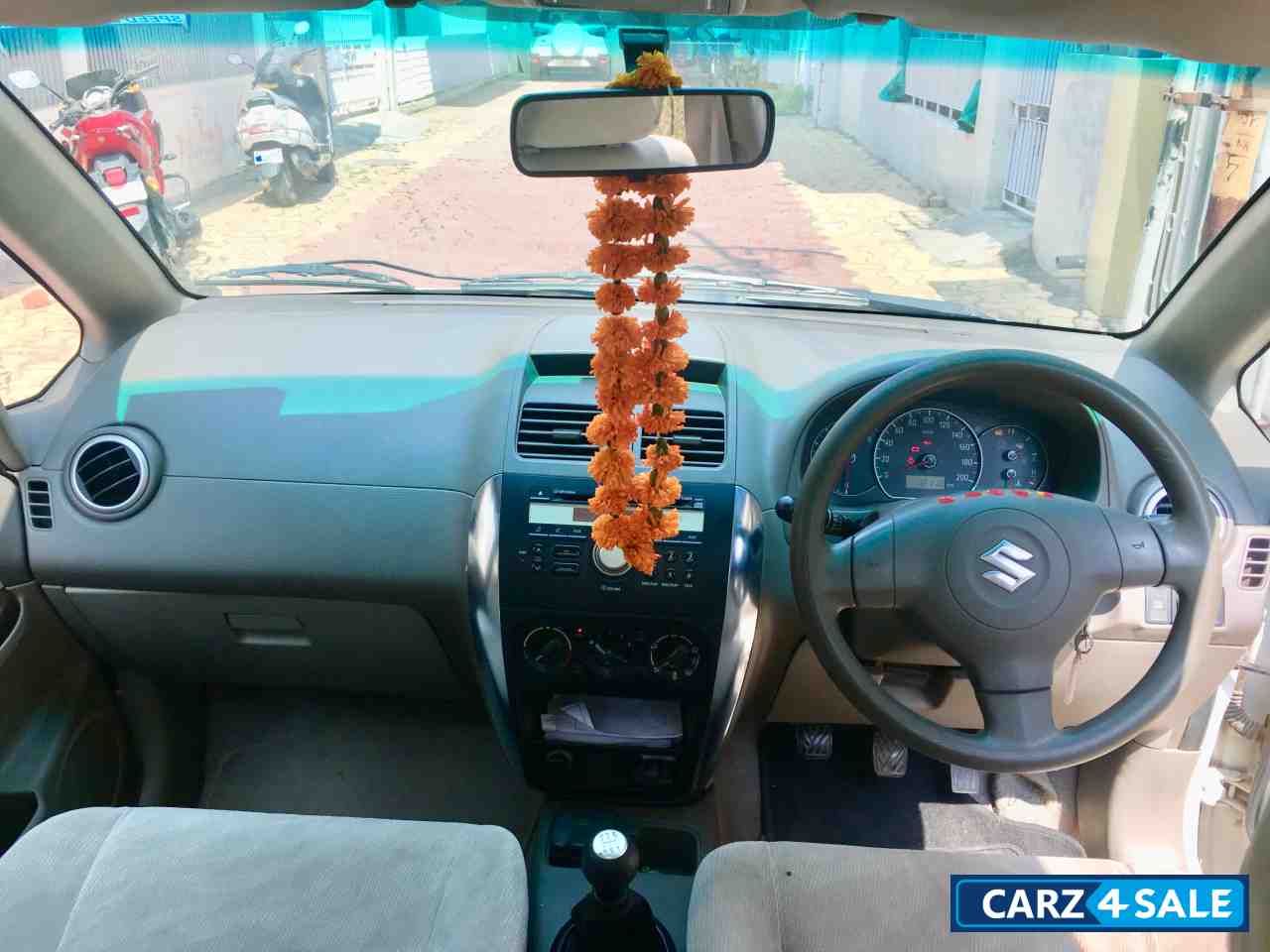 Pearl White Maruti Suzuki SX4 VXi