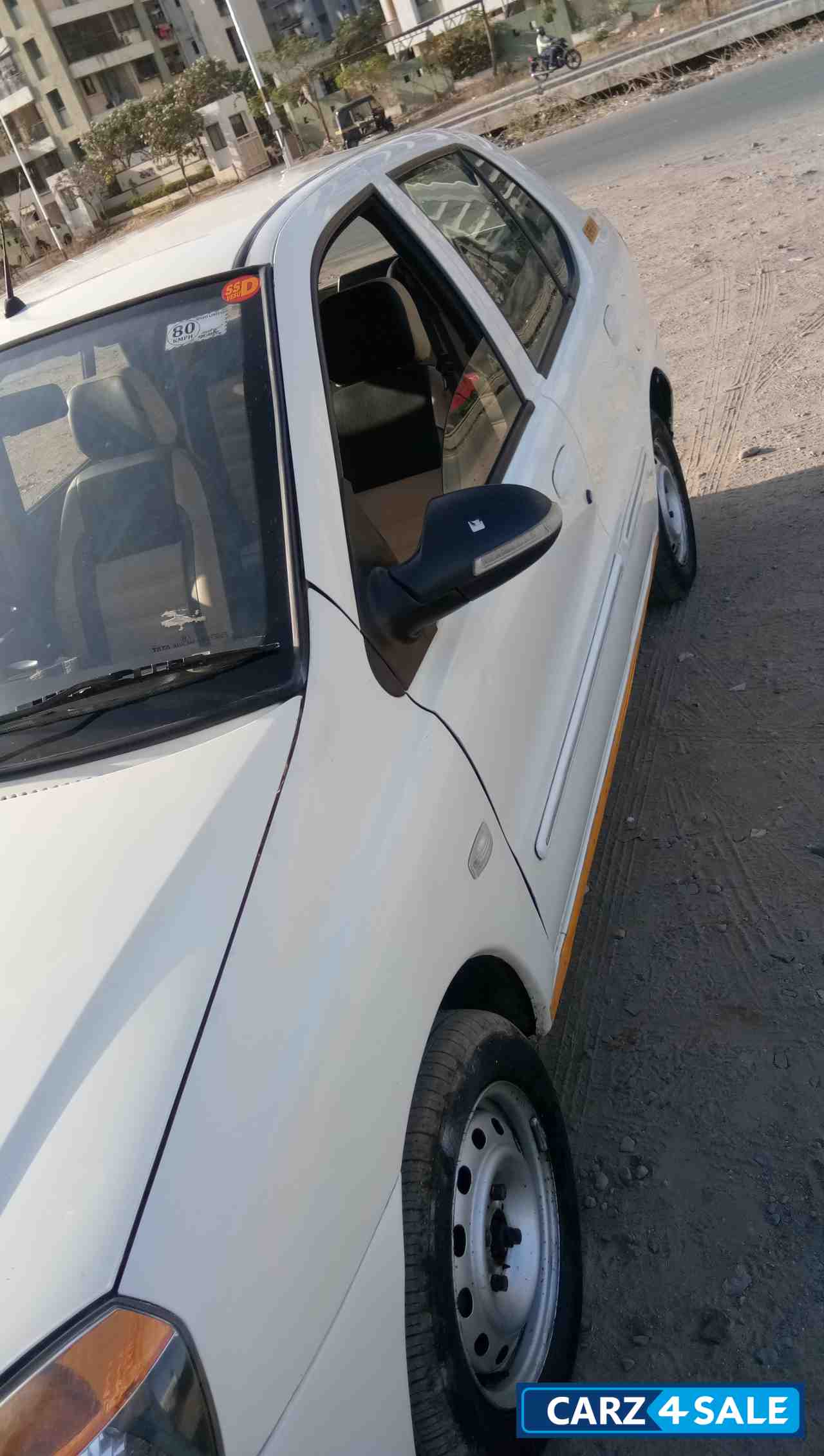 White Tata Indigo eCS LX CR4 BS-IV White Tata Indigo eCS LX CR4 BS-IV