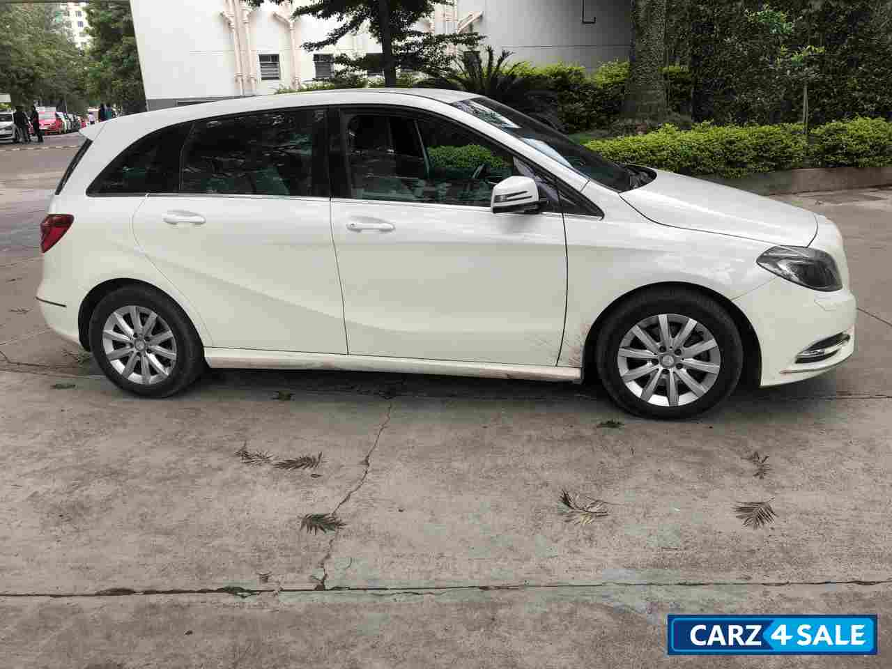 White Mercedes-Benz B-Class B180