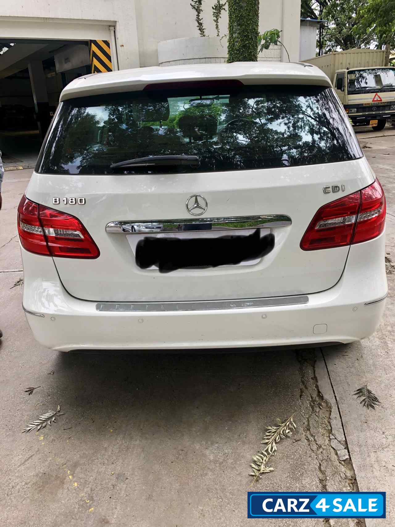 White Mercedes-Benz B-Class B180