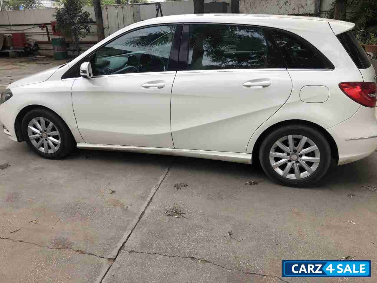 White Mercedes-Benz B-Class B180