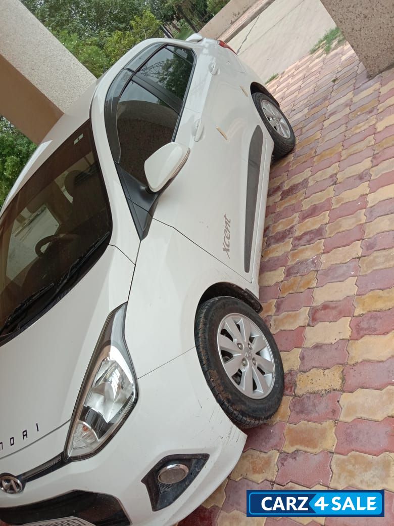 White Hyundai Xcent S 1.1 CRDi O