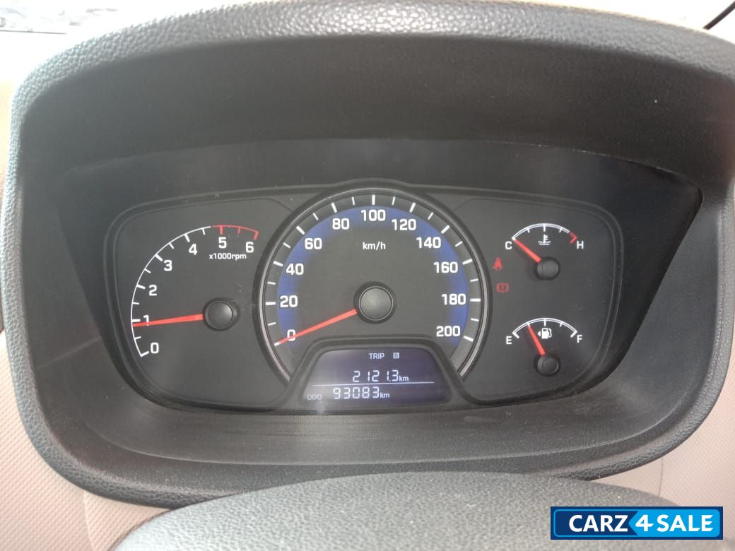 White Hyundai Xcent S 1.1 CRDi O