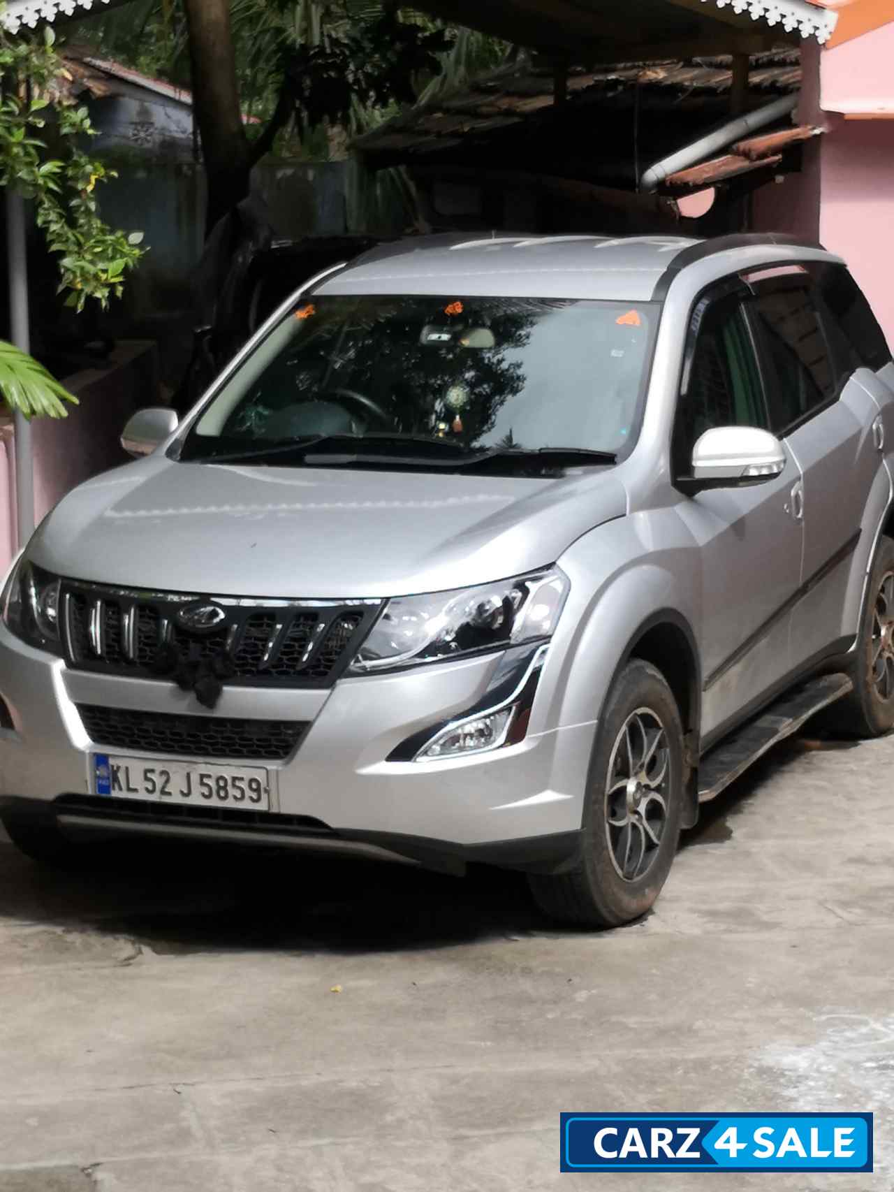 Mahindra XUV 500 W6 2WD