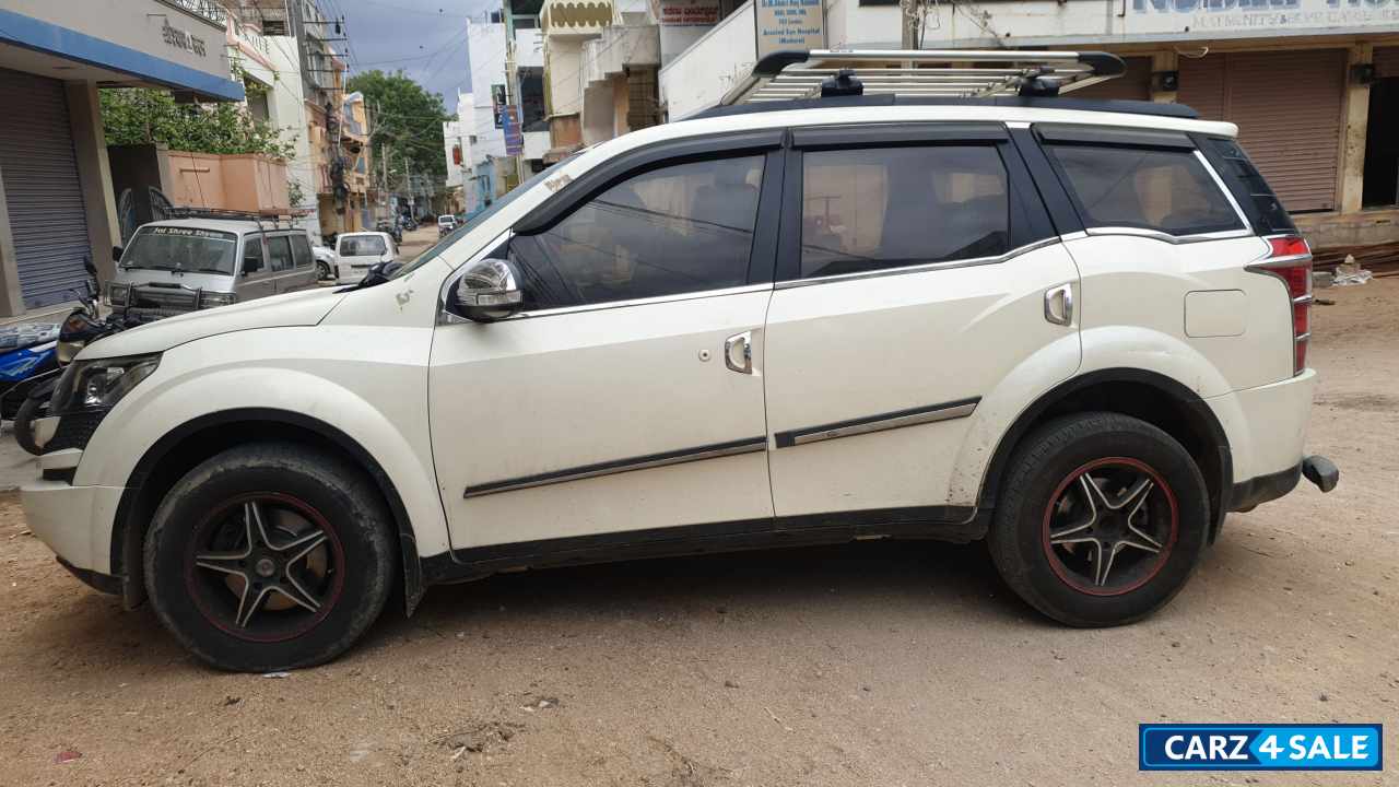 White Mahindra XUV 500 W6 2WD