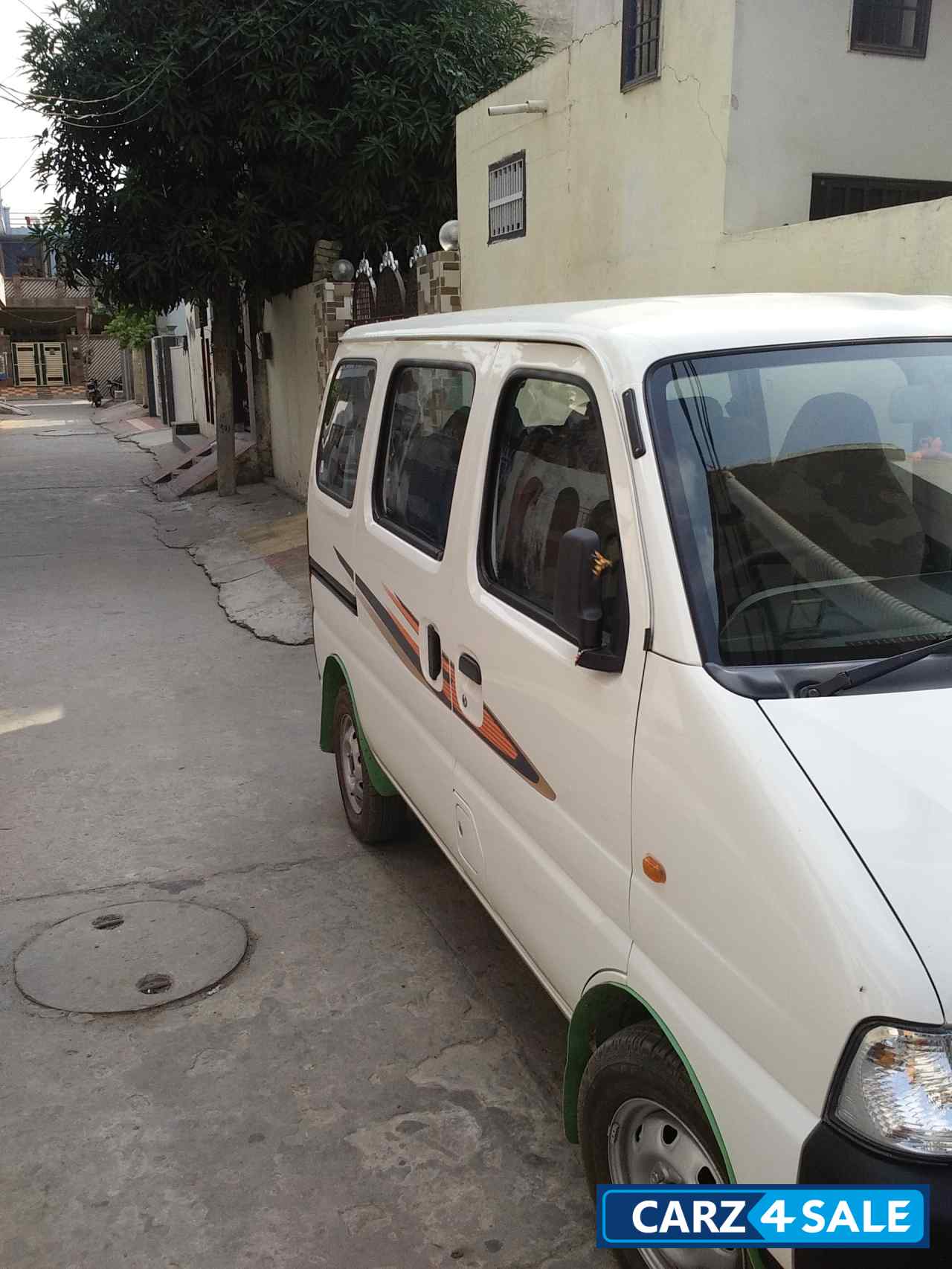 White Maruti Suzuki Eeco 7 Seater Standard