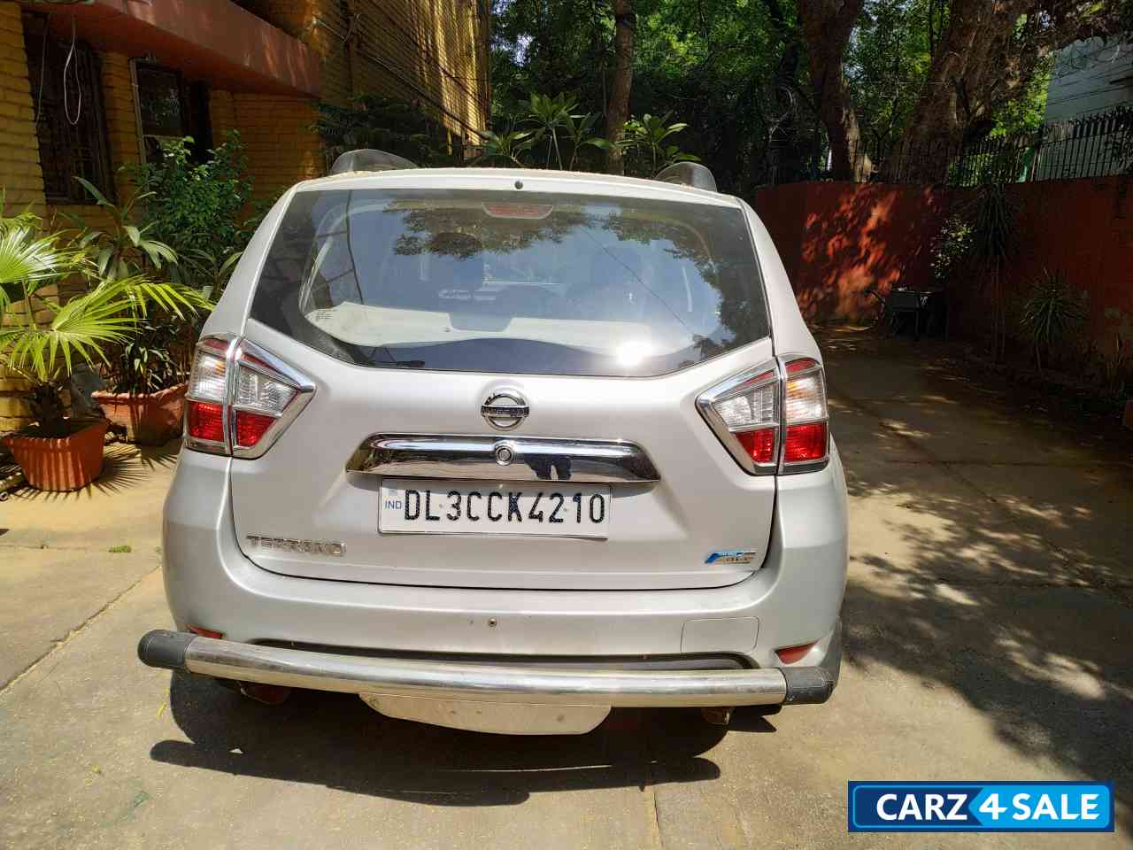 Silver Nissan Terrano XE D