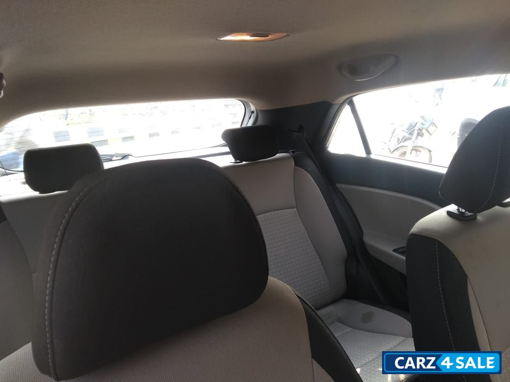 Silver Hyundai Elite i20 Asta 1.4 CRDI O Silver Hyundai Elite i20 Asta 1.4 CRDI O