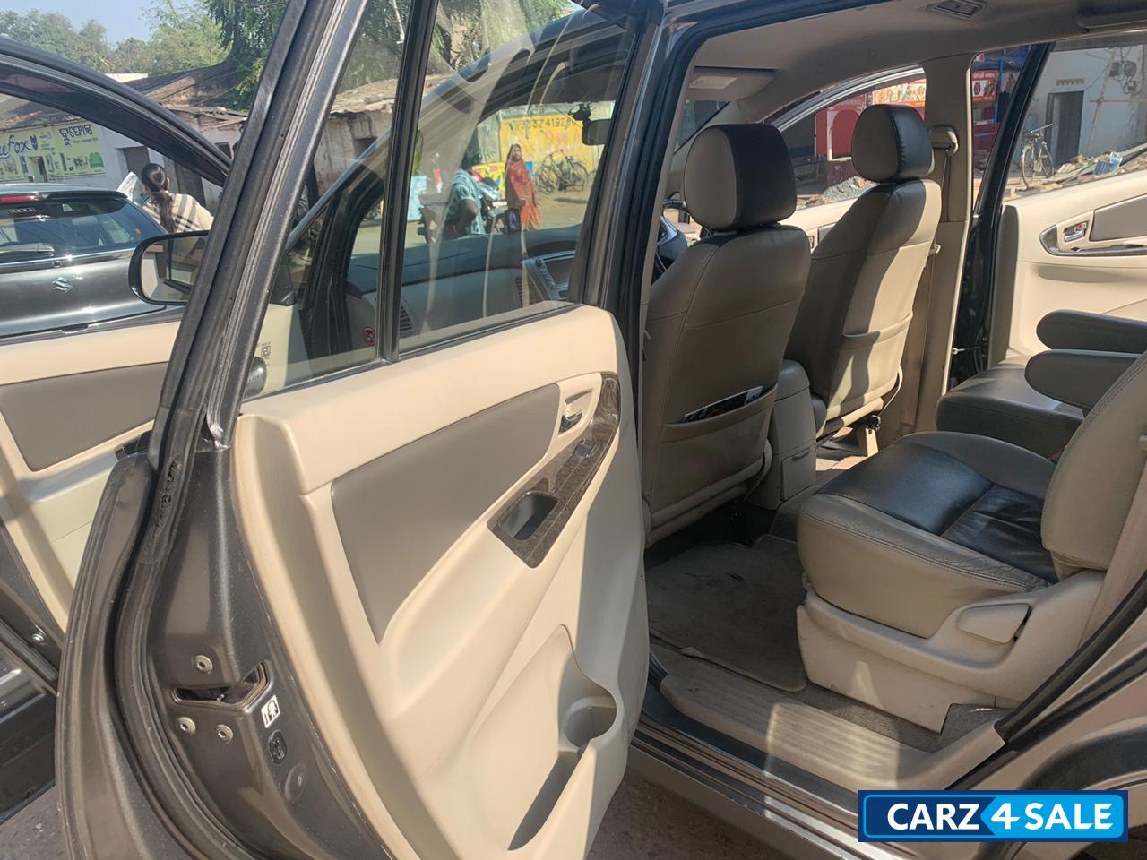 Grey Toyota Innova 2.5 ZX BS IV 7 STR