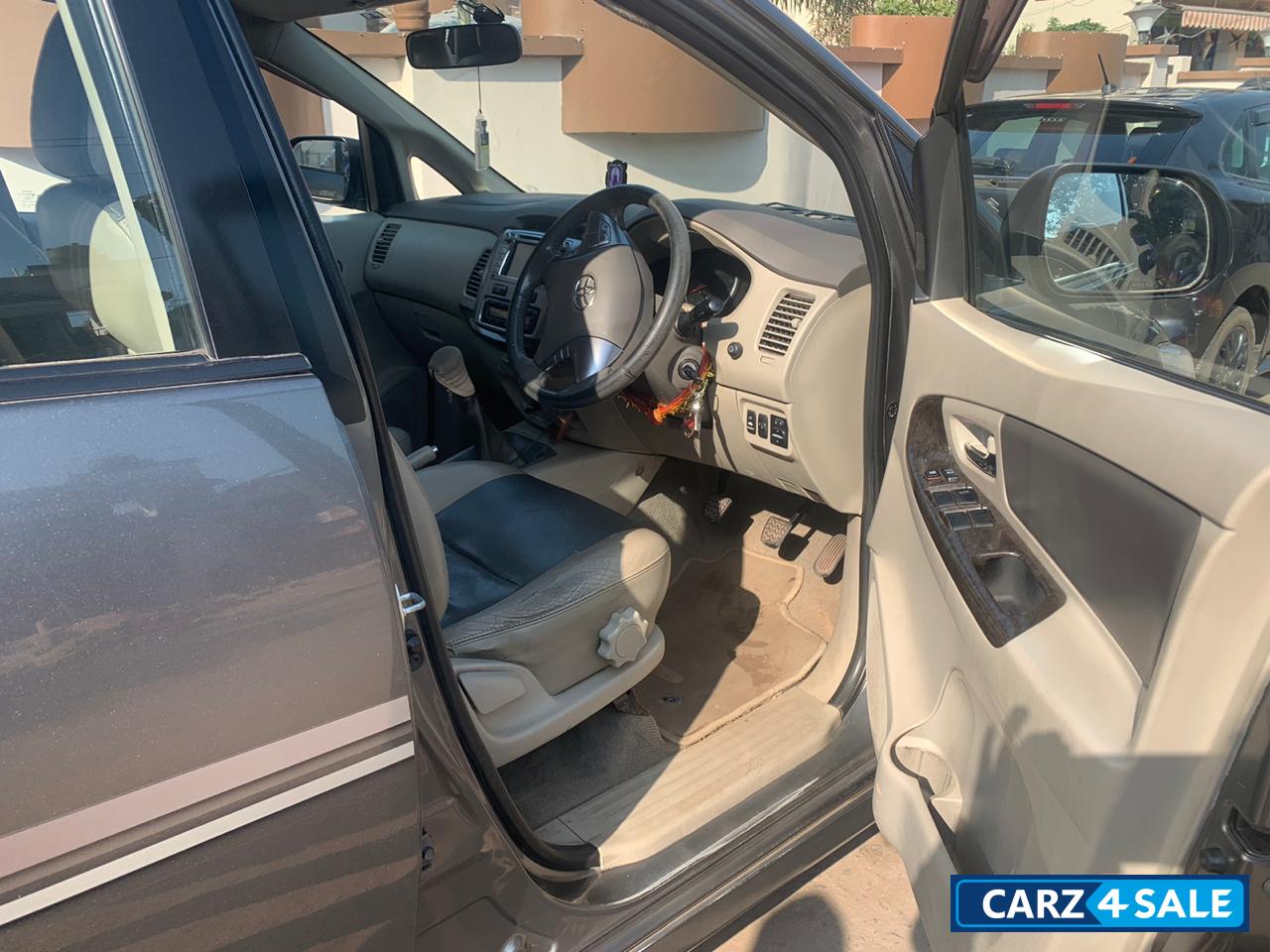 Grey Toyota Innova 2.5 ZX BS IV 7 STR