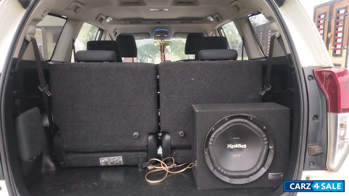 White Toyota Innova Crysta 2.4 VX 7 STR White Toyota Innova Crysta 2.4 VX 7 STR