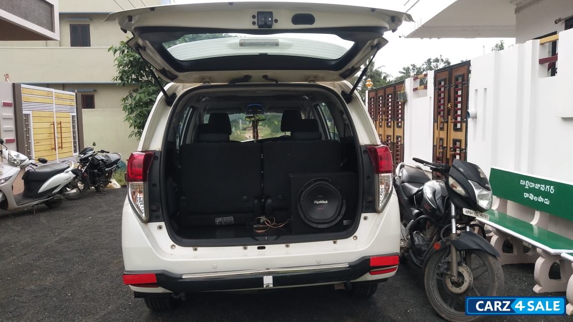 White Toyota Innova Crysta 2.4 VX 7 STR White Toyota Innova Crysta 2.4 VX 7 STR