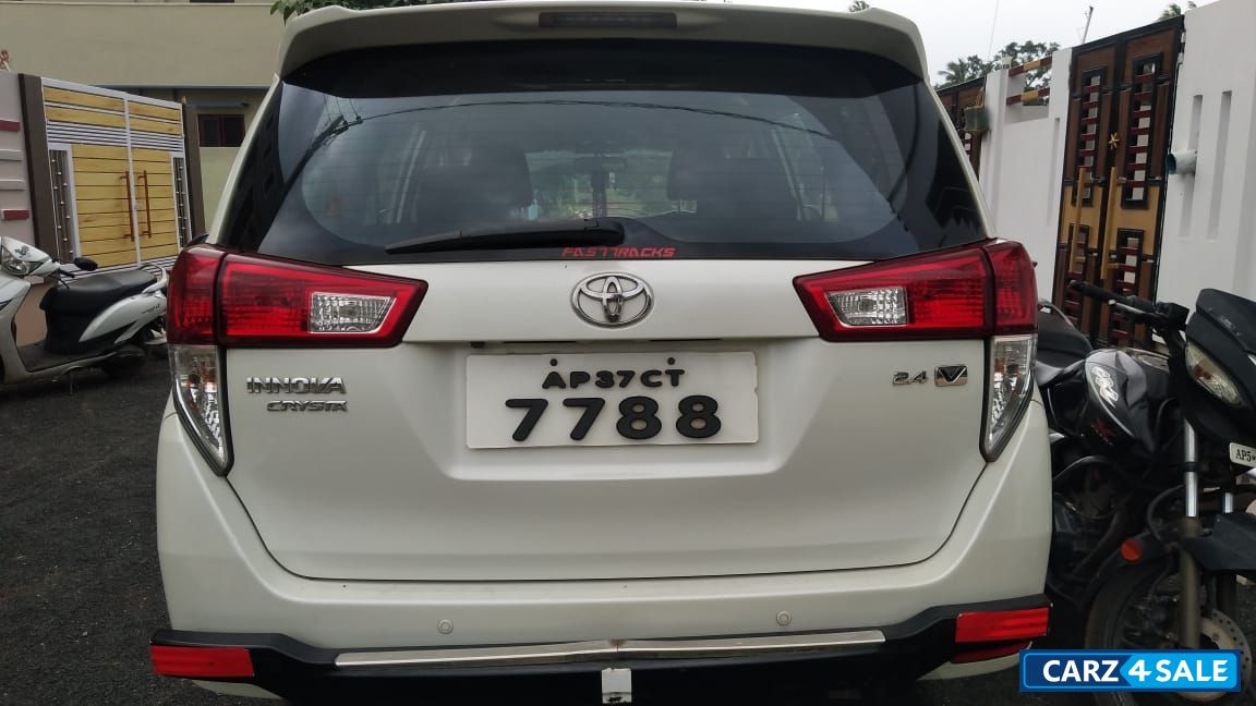 White Toyota Innova Crysta 2.4 VX 7 STR White Toyota Innova Crysta 2.4 VX 7 STR