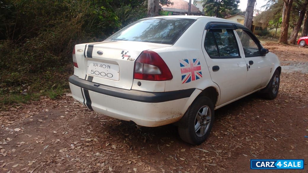  Ford Icono.  Imagen de estilo.  Identificación del coche.  Coche ubicado en Dharwad