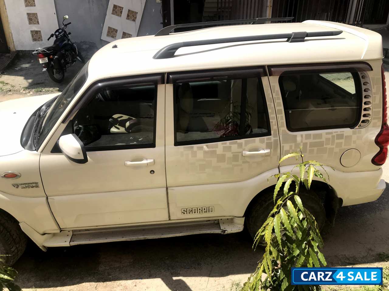 White Mahindra Scorpio Diesel