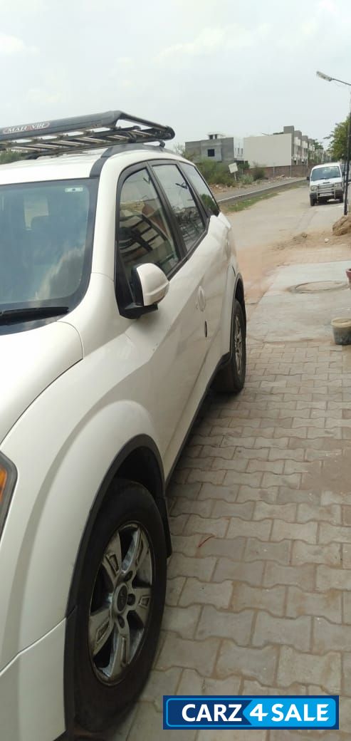 White Mahindra XUV 500 W8 2WD