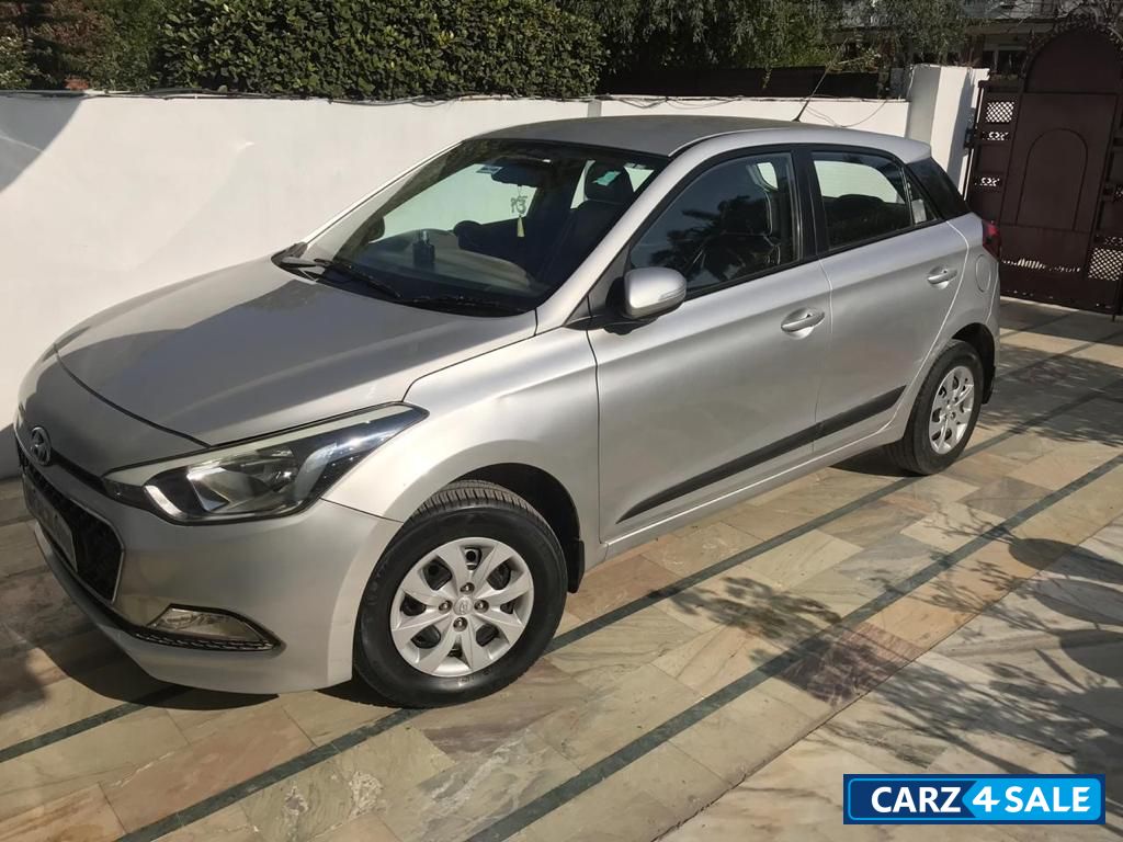 Silver Hyundai Elite i20 Sportz 1.4