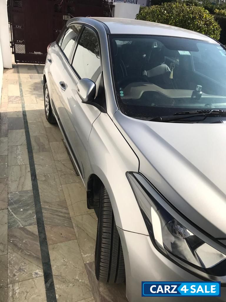 Silver Hyundai Elite i20 Sportz 1.4