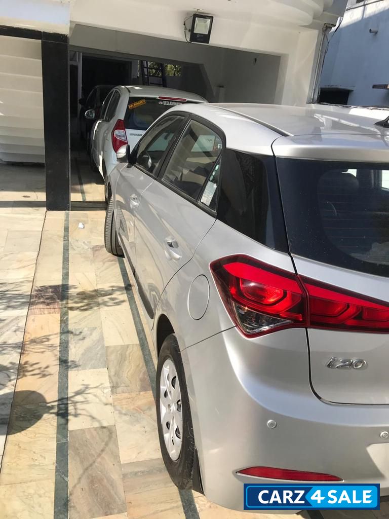 Silver Hyundai Elite i20 Sportz 1.4