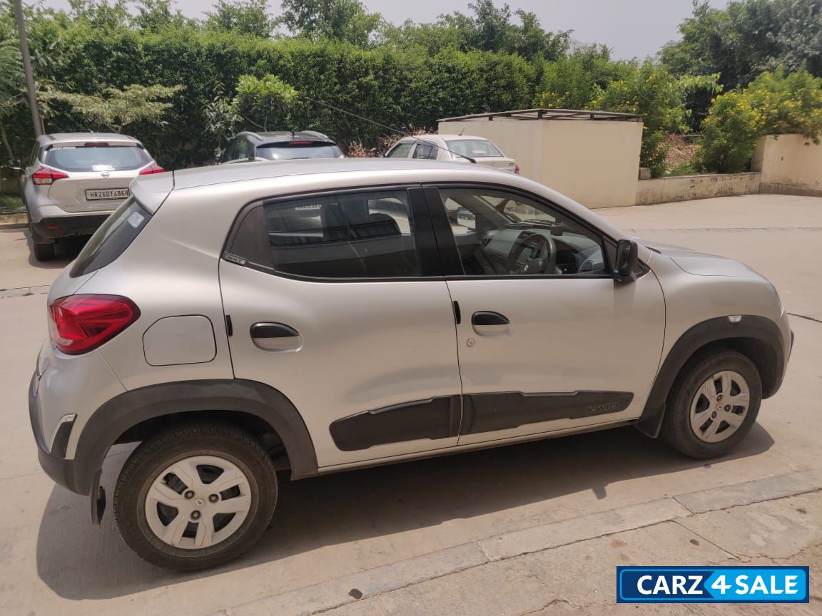 Silver Grey Renault Kwid RXT
