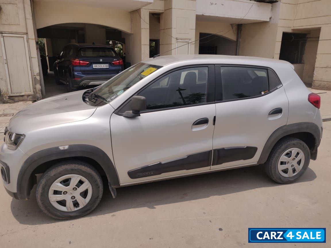 Silver Grey Renault Kwid RXT