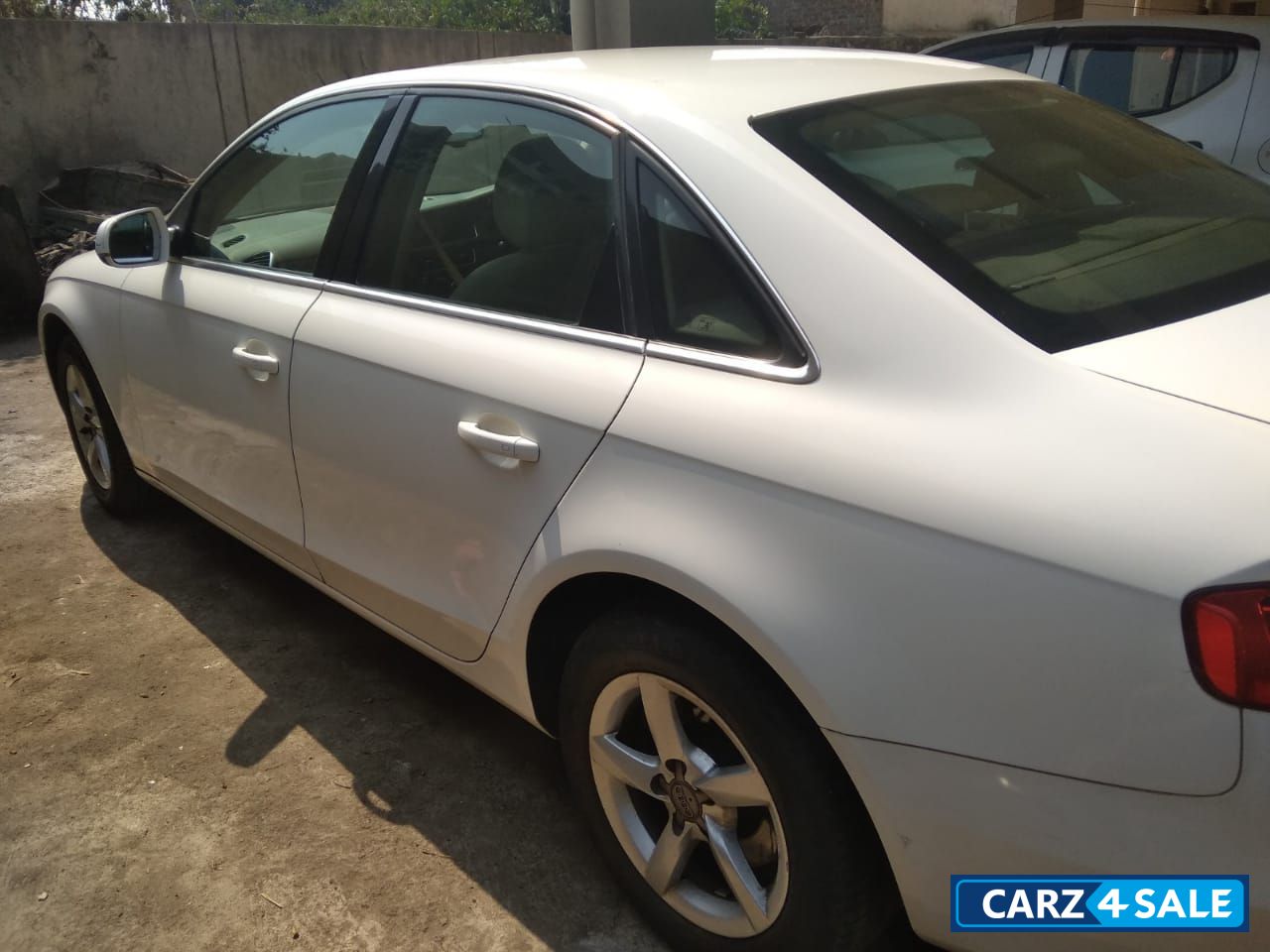 White Audi A4 2.0 TDI 177 bph Premium
