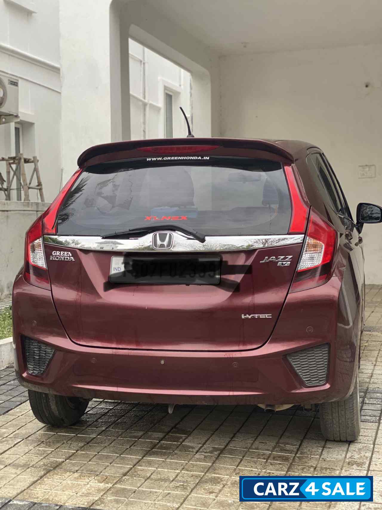 Red Honda Jazz V AT