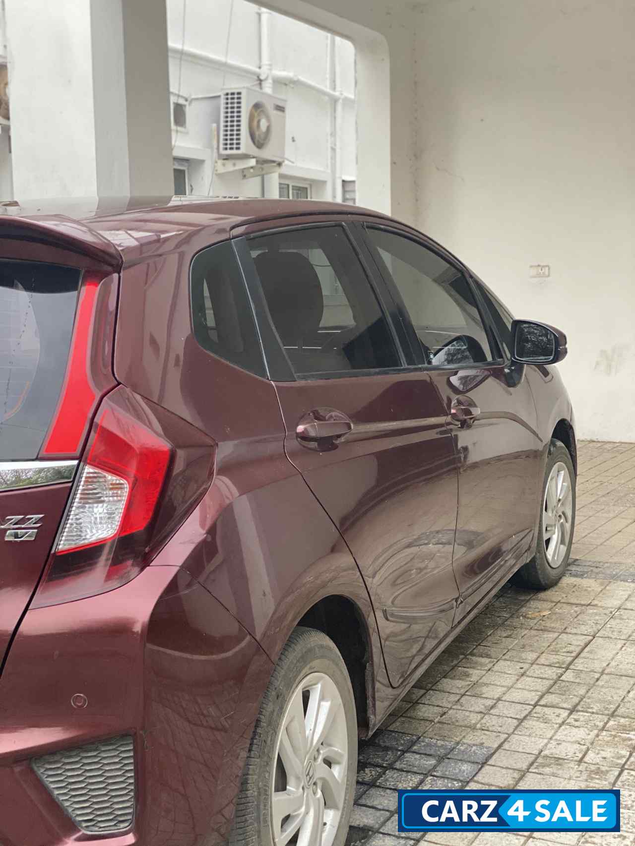 Red Honda Jazz V AT