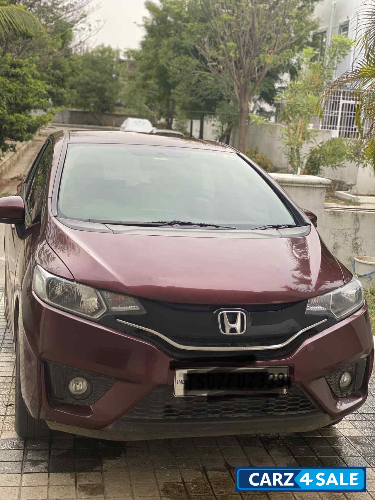 Red Honda Jazz V AT