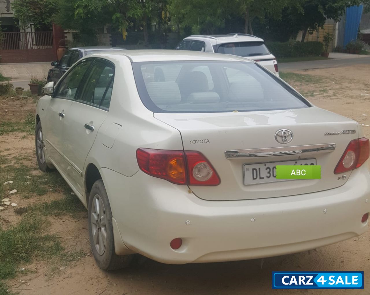 Pearl White Toyota Corolla Altis 1.8 G