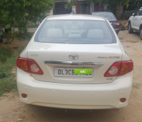 Pearl White Toyota Corolla Altis 1.8 G