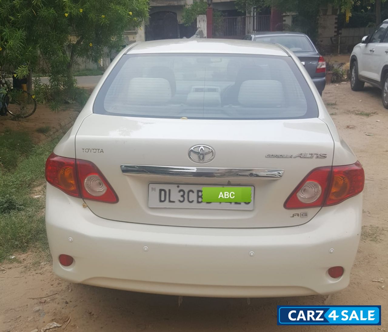 Pearl White Toyota Corolla Altis 1.8 G