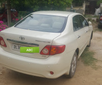 Pearl White Toyota Corolla Altis 1.8 G