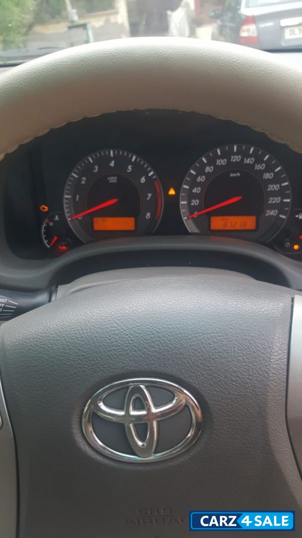 Pearl White Toyota Corolla Altis 1.8 G