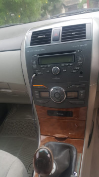 Pearl White Toyota Corolla Altis 1.8 G