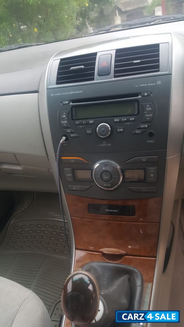 Pearl White Toyota Corolla Altis 1.8 G