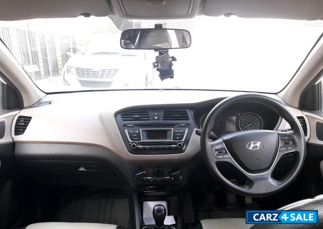 Polar White Hyundai Elite i20 Magna 1.2
