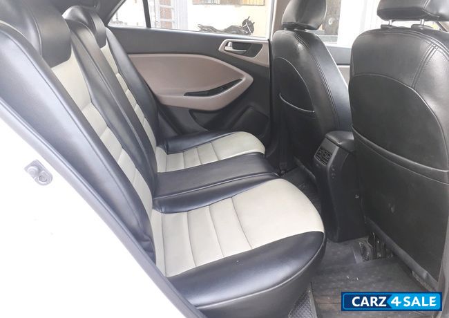 Polar White Hyundai Elite i20 Magna 1.2